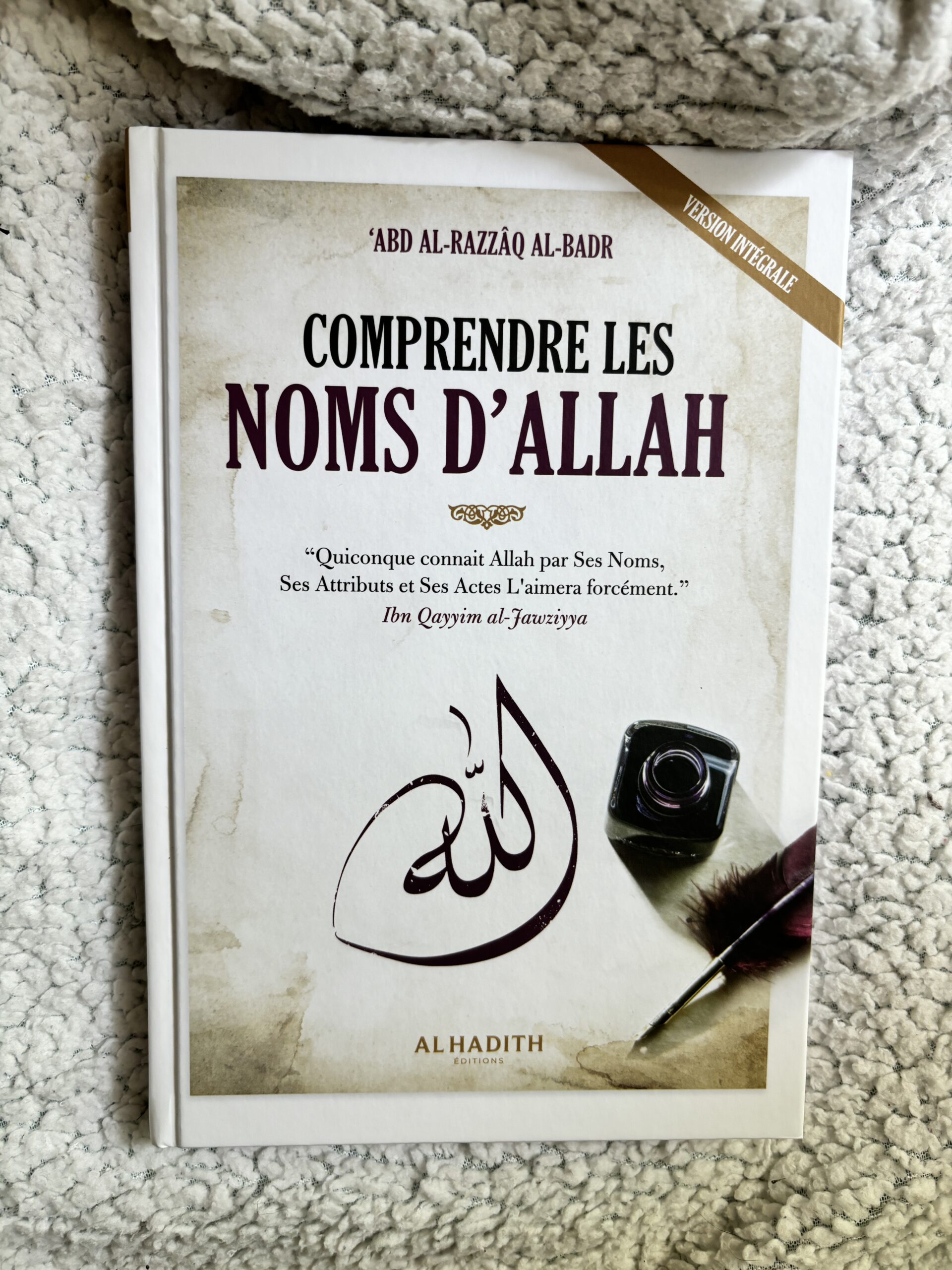 Couverture du livre 'Comprendre les noms d'Allah' par Shaykh Abd Al-Razzaq Al-Badr, éditions Al-Hadith, version intégrale. Un guide détaillé pour approfondir la signification des 99 noms divins en Islam.