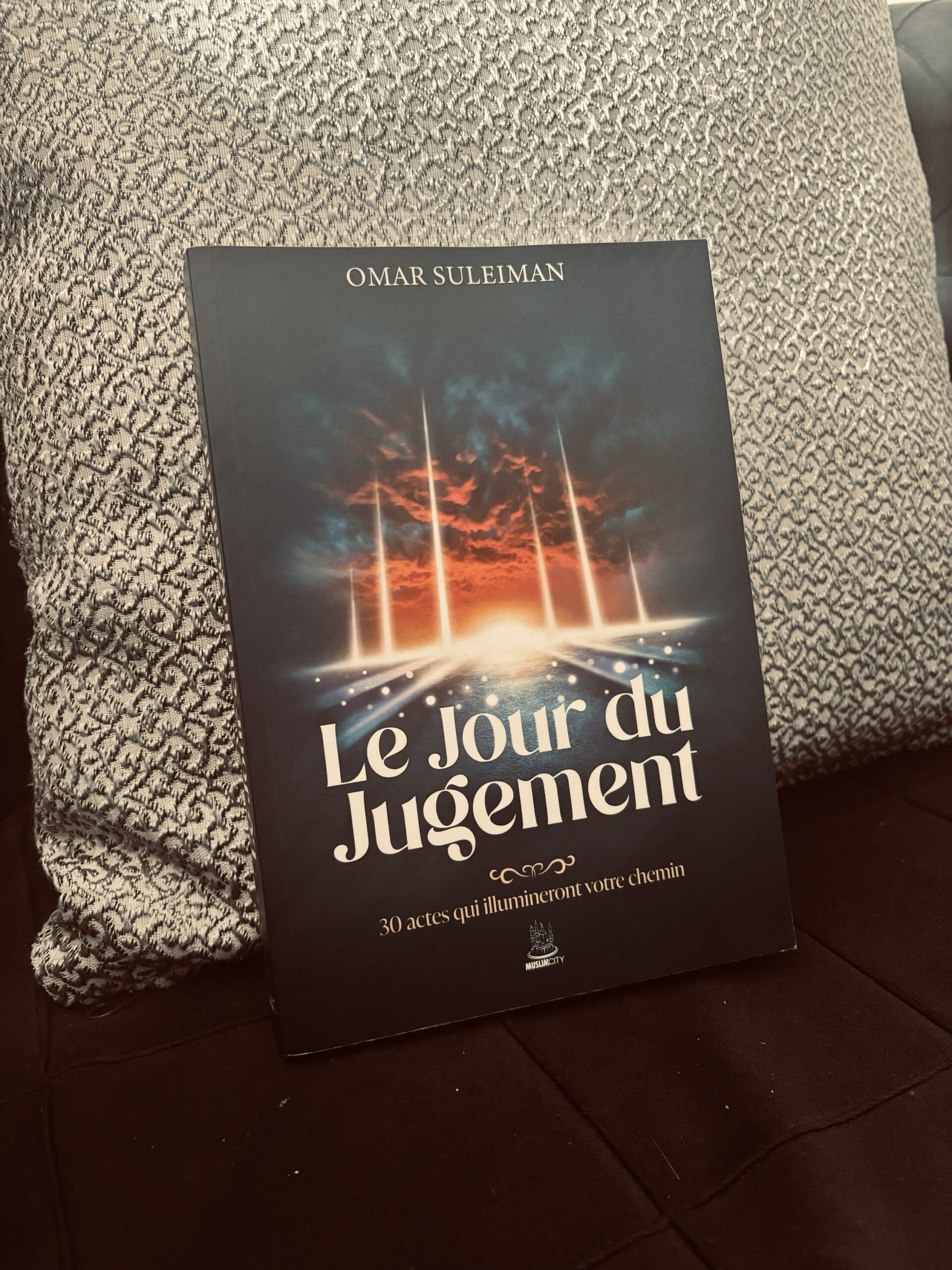 Couverture du livre 'Le Jour du Jugement' d'Omar Suleiman, éditions MuslimCity. Exploration spirituelle et enseignements sur la vie après la mort et le Jour du Jugement en Islam.